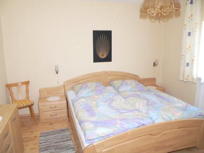 Schlafzimmer mit Doppelbett im Ferienhaus in Bayern