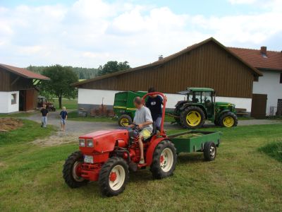 bayerwaldblick-bauernhofurlaub-bayerischer-wald-traktorfahren-400